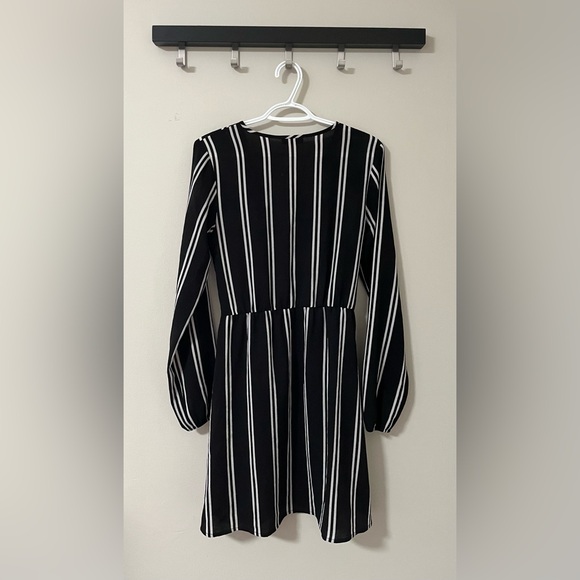 Mark Edwards Black & White Faux Wrap V-Neck Dress - Picture 2 of 3